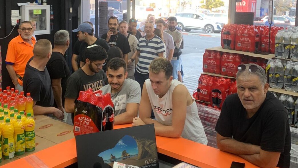 קונים מחכים לאייפון בסניף ויקטורי בקניון איילון קונים מחכים לאייפון בסניף ויקטורי בקניון איילון