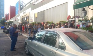 תור בכניסה לסניף ויקטורי בקניון איילון (צילום: רשת ויקטורי)