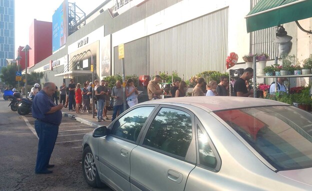 תור בכניסה לסניף ויקטורי בקניון איילון (צילום: רשת ויקטורי)