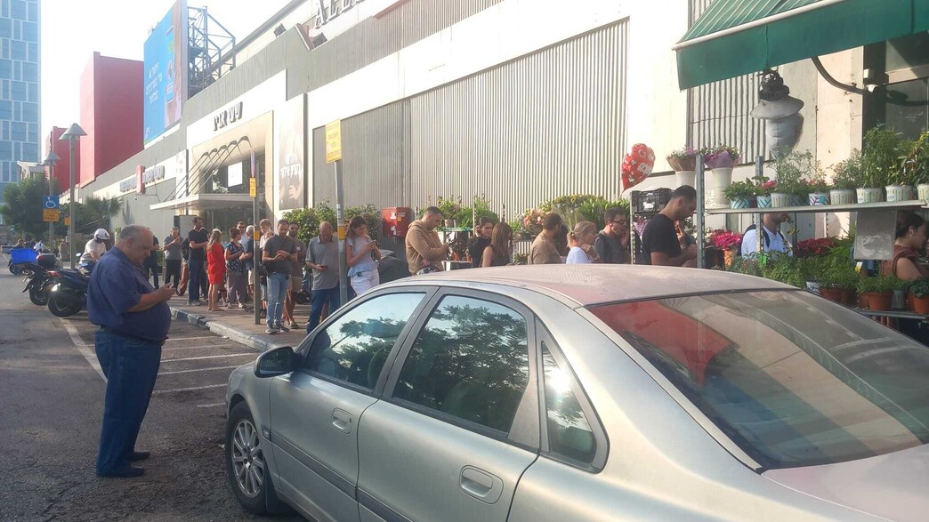 תור בכניסה לסניף ויקטורי בקניון איילון