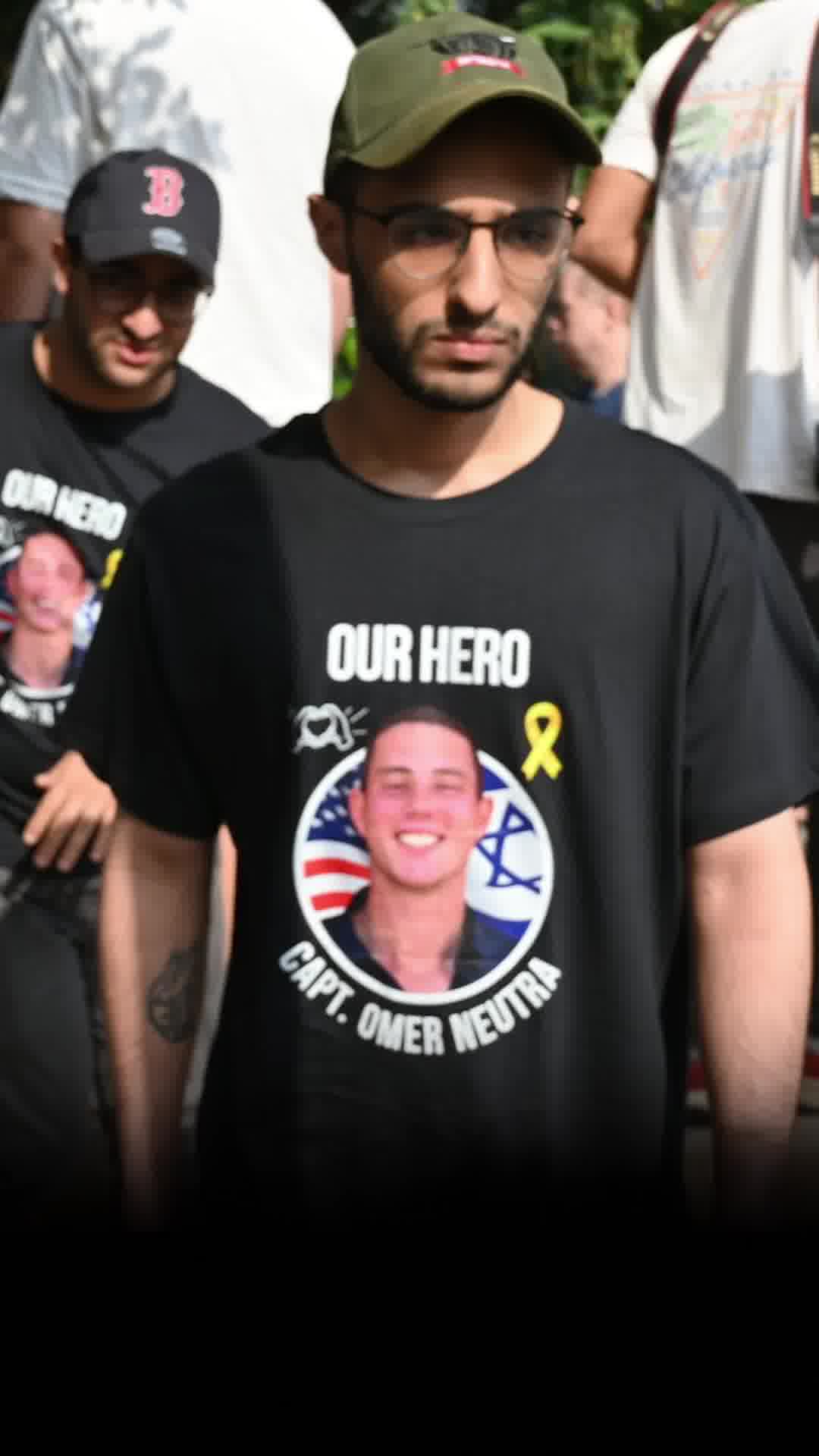 לובש את החולצה של מפקדו: שורד השבי נמרוד כהן בהלוויה של עומר נאוטרה ז"ל