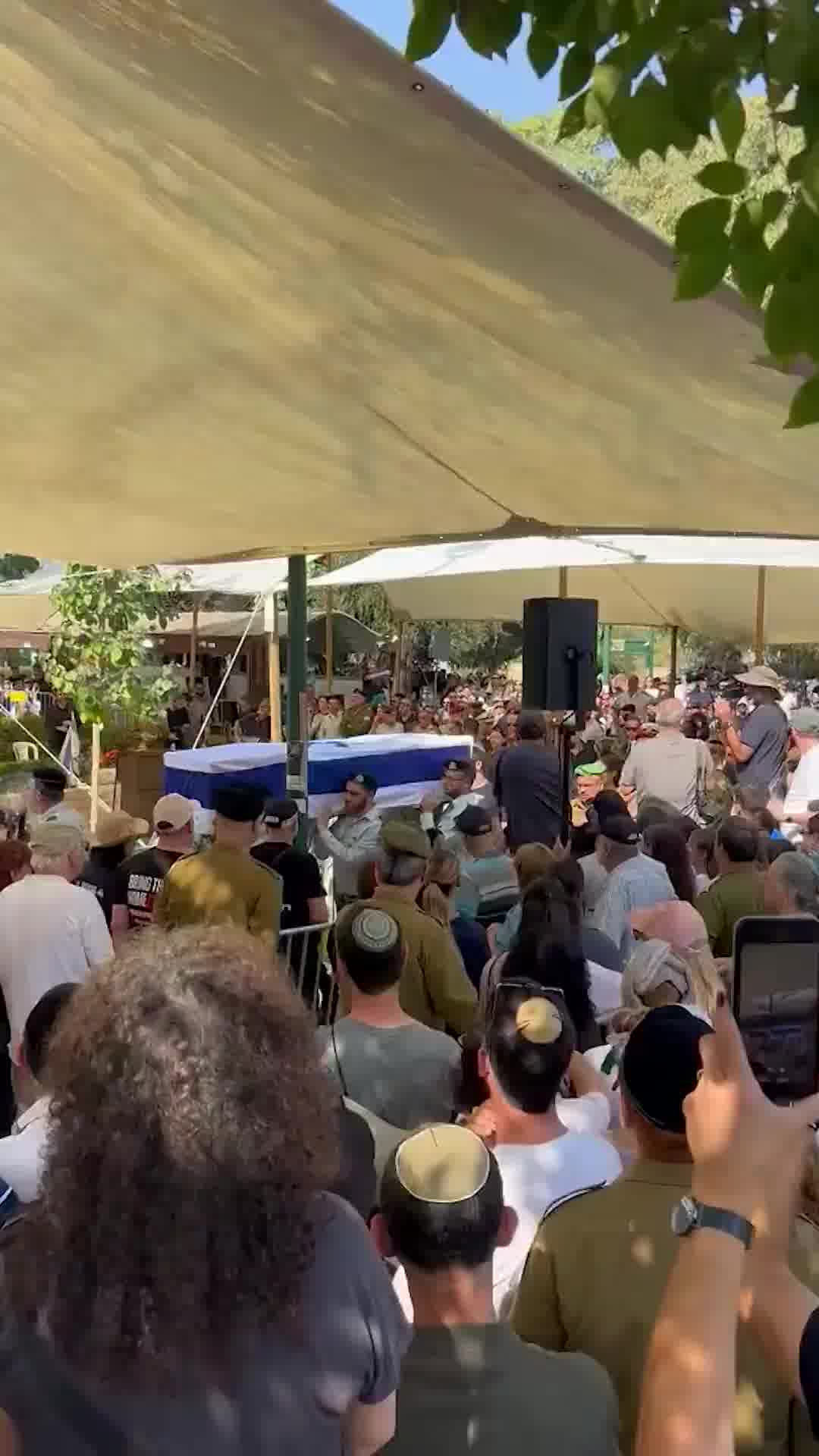 המונים הגיעו לתת כבוד אחרון - הלוויתו של עומר נאוטרה החלה בבית העלמין בקריית שאול