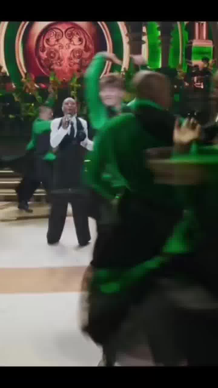 רשת nbc הפיקה גרסה טלוויזיונית מיוחדת ל״מרשעת״ לרגל עליית הסרט החדש