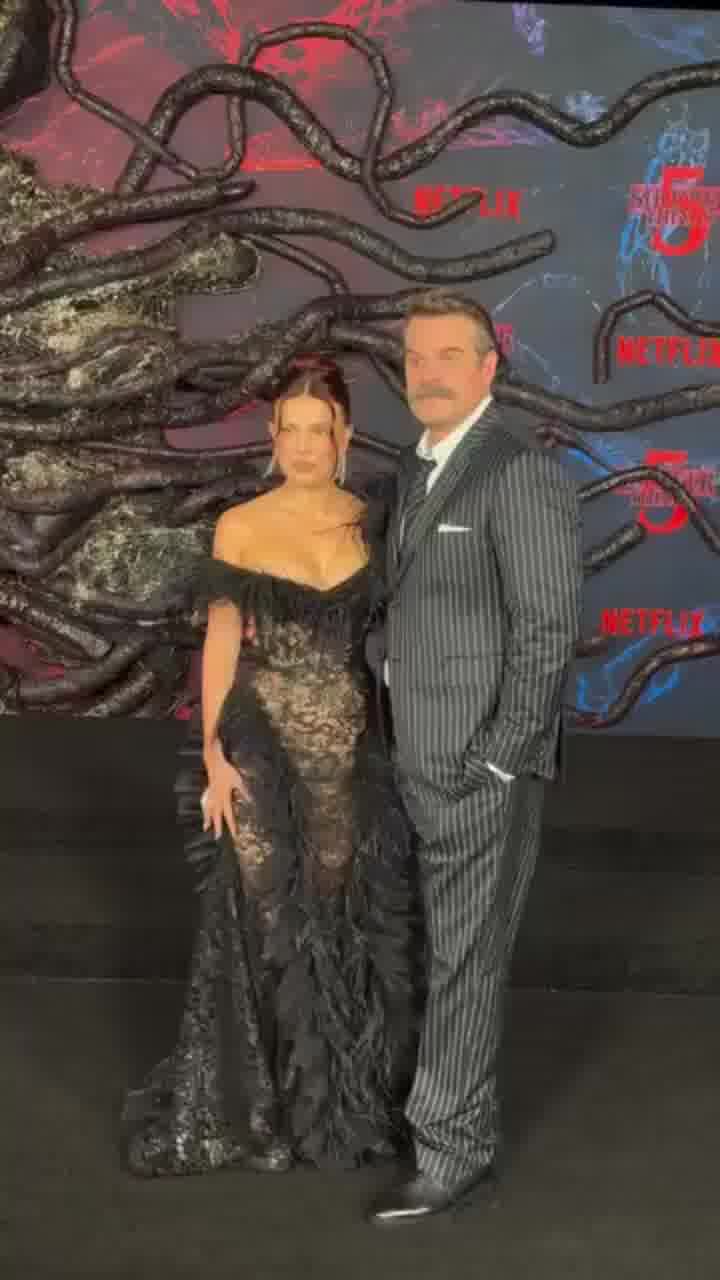 בצל הדיווחים שהתלוננה נגדו: מילי בובי בראון ודייוויד הארבור יחד בפרמיירת עונה 5 של "דברים מוזרים"