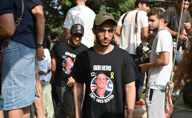 שורד השבי נמרוד כהן בהלוויתו של סרן עומר נאוטרה ז"