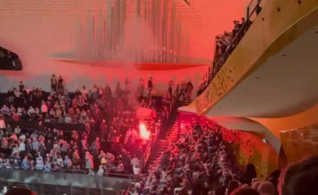 אבוקה במהלך הפילהרמונית בפריז