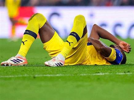 מוחמד עלי קמארה על הדשא בווילה פארק (GETTY) (צילום: ספורט 5)