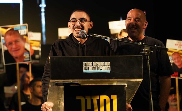 רום ברסלבסקי עלה בספונטניות לבמה בכיכר החטופים