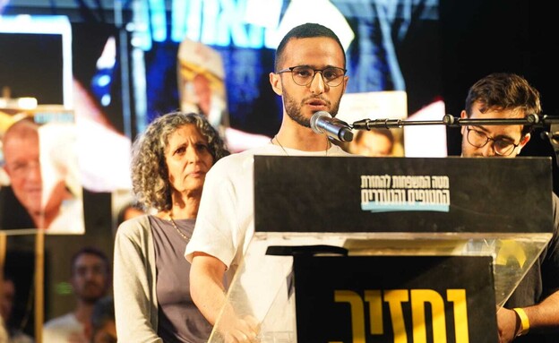 נמרוד כהן עלה בספונטניות לבמה בכיכר החטופים