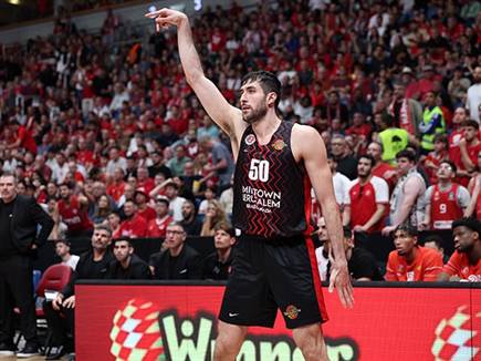 הקפטן עם תואר שני לעונה (אלן שיבר)