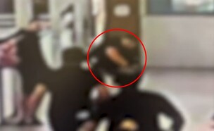 שולף סכין ודוקר: תיעוד הקטטה בבית הספר