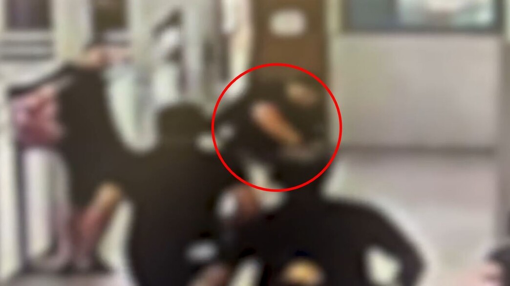 שולף סכין ודוקר: תיעוד הקטטה בבית הספר שולף סכין ודוקר: תיעוד הקטטה בבית הספר