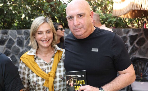 דנה ויס באירוע השקת הספר של ניר דבורי