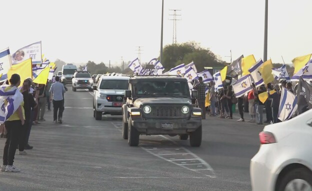 עשרות אנשים מצפים לקבל את הארון עם החלל שהושב מעזה