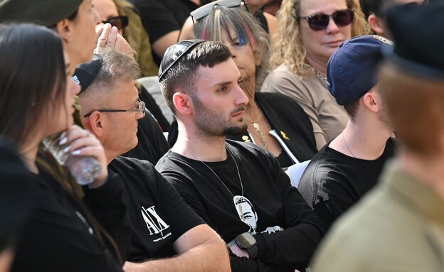 מתן אנגרסט בהלווית איתי חן ז"ל