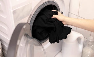 כביסה בגדים שחורים (צילום: shutterstock_Alina_Iliukhina)
