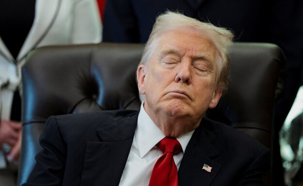 טראמפ נראה ישן באירוע בחדר הסגלגל