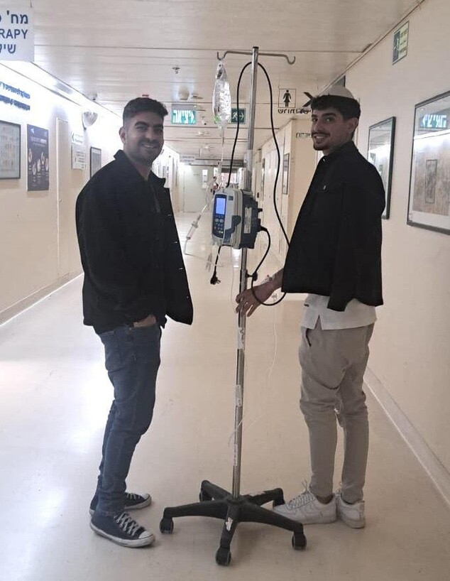 נדב מנשה (מימין)