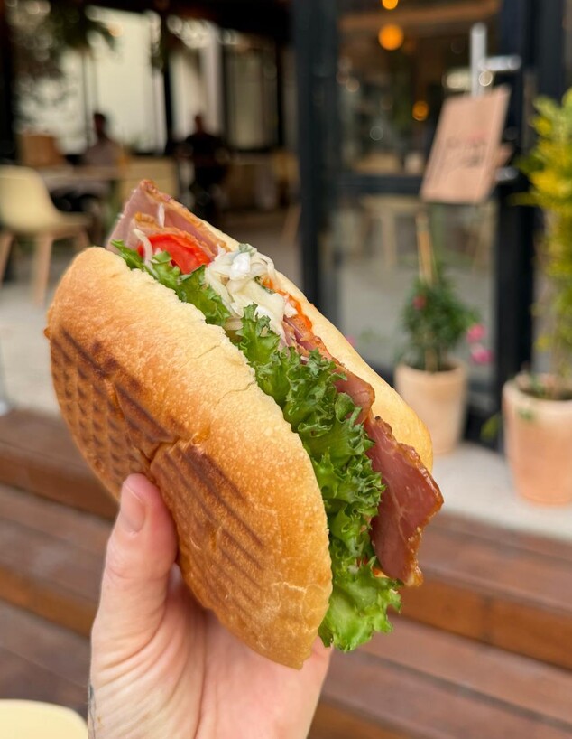 כריך רוסטביף. הבלקון כריך רוסטביף. הבלקון