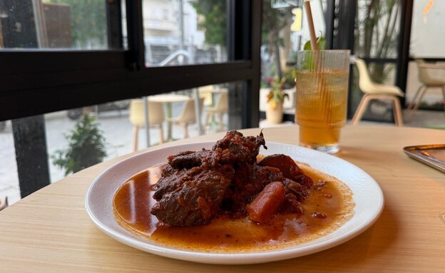 אונטריב בבישול ארוך. הבלקון של יהלומה לוי אונטריב בבישול ארוך. הבלקון של יהלומה לוי