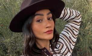 אגם בוחבוט בחולצת פסים (צילום: אינסטגרם, agam__buhbut)