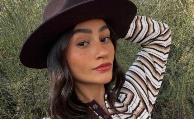 אגם בוחבוט בחולצת פסים