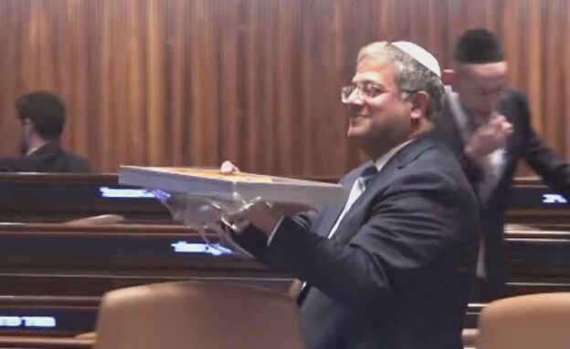 איתמר בן גביר מחלק בקלאווה במליאה איתמר בן גביר מחלק בקלאווה במליאה