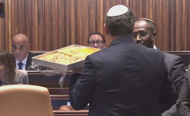 איתמר בן גביר מחלק בקלאווה במליאה