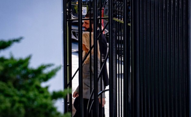 כניסתו של א-שרע לבית הלבן