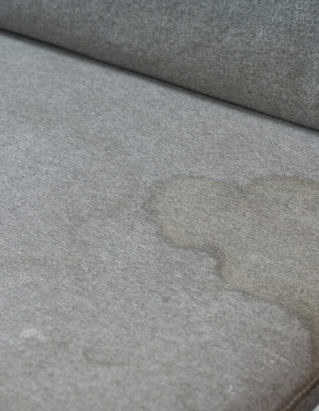 גבר ישן על ספה 