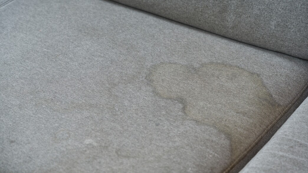 גבר ישן על ספה 