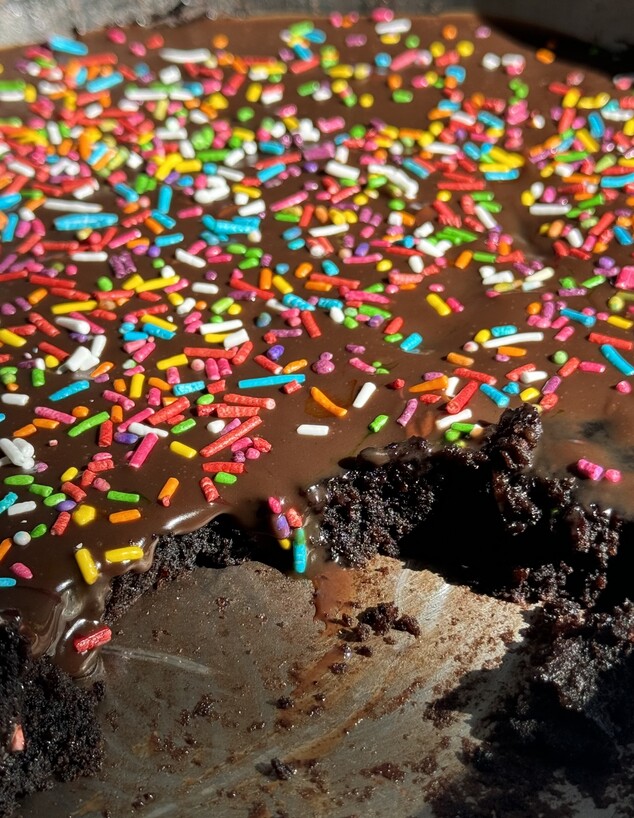 עוגת שוקולד במחבת. זוללים עם כפית ישר מהמחבת