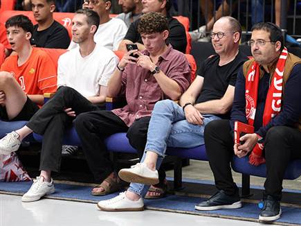 עופר ינאי לצד גילי רענן. השקיעו לא מעט השנה (אלן שיבר) עופר ינאי לצד גילי רענן. השקיעו לא מעט השנה (אלן שיבר)