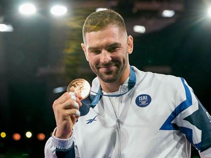 “מדליה של כל ישראלי ויהודי בעולם“ (Photo by Alex Gottschalk/DeFodi