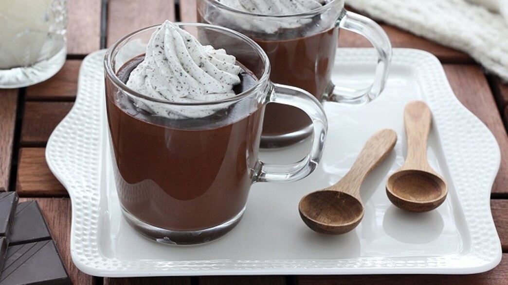 שוקולטה חמה עם קצפת קרם עוגיות
