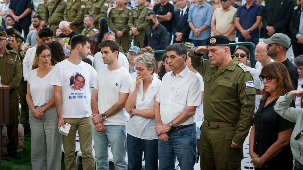 משפחתו של הדר גולדין בהלוויתו