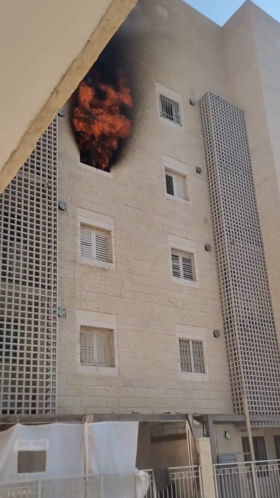 שריפה פרצה בדירה בירושלים, כוחות הצלה בזירה