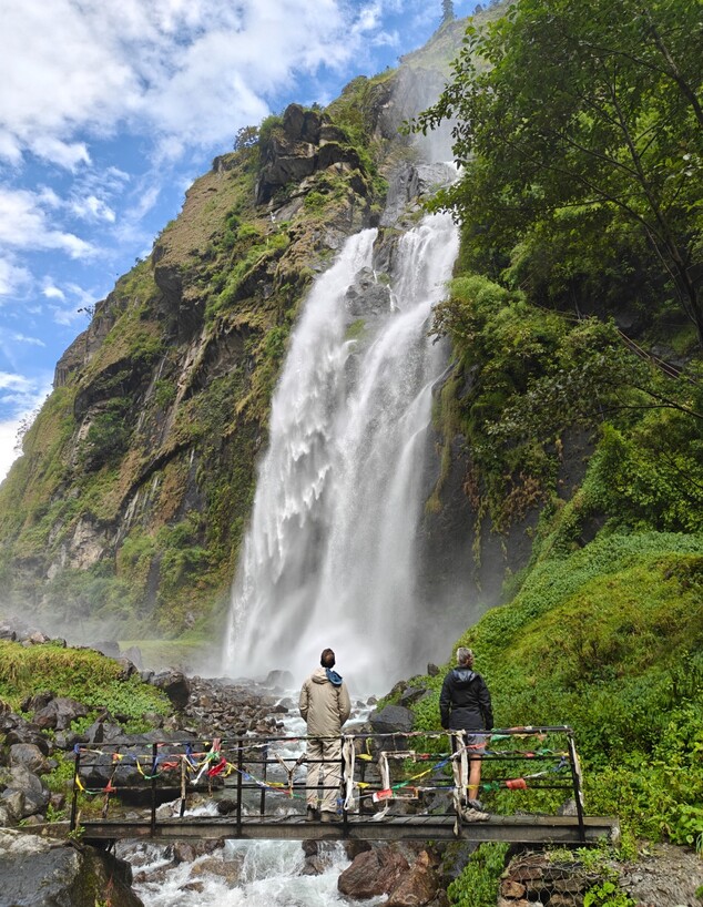 הכניסה לטאאל והכפר גשר תלוי הכניסה לטאאל והכפר גשר תלוי