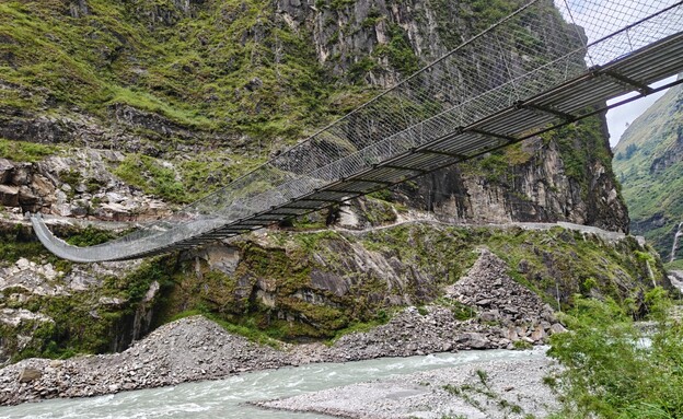 הכניסה לטאאל והכפר גשר תלוי הכניסה לטאאל והכפר גשר תלוי