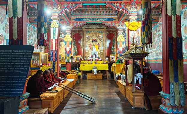 נזירים בתפילה נזירים בתפילה