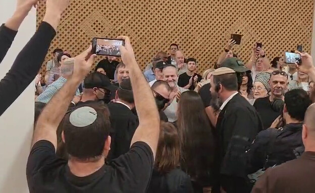 מחיאות כפיים בבית המשפט