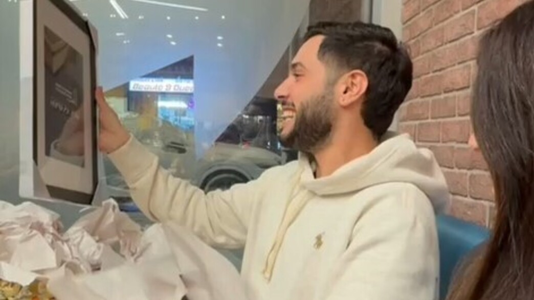 אלי-ה כהן מקבל את אות ספר הפלטינה על ספרו מופוודאת