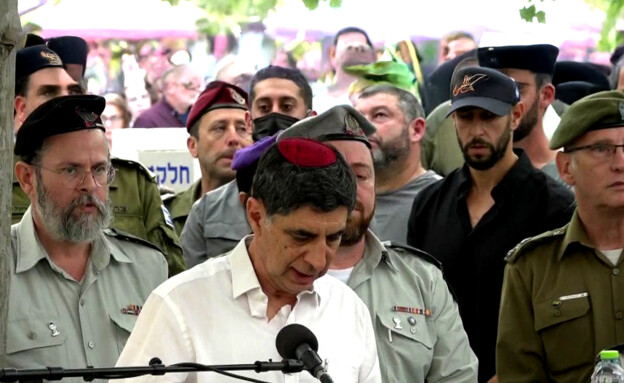 שמחה, אביו של הדר גולדין בהלוויתו