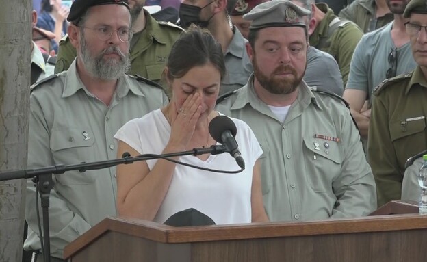איילת אחותו של הדר גולדין בהלוויתו