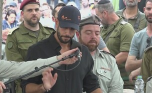 הזמר עידן עמדי בהלוויתו של הדר גולדין