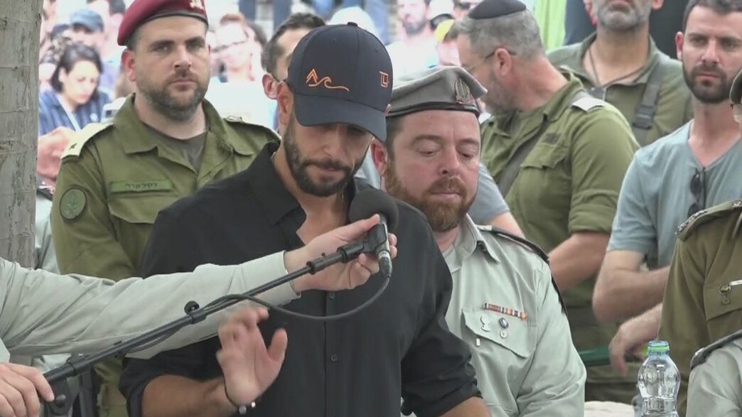 הזמר עידן עמדי בהלוויתו של הדר גולדין