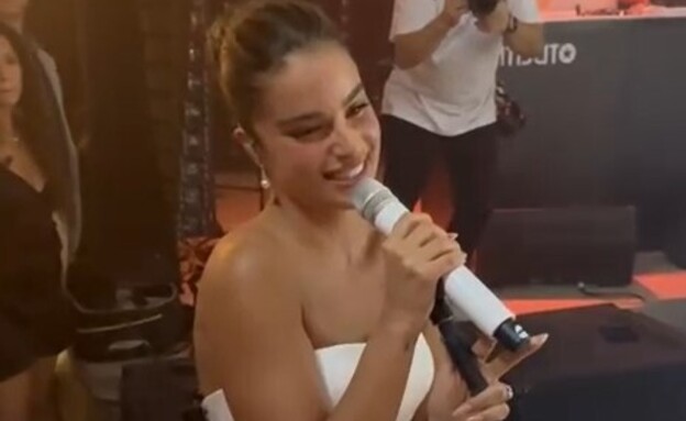 נועה קירל מבצעת את השיר החדש שלה בחתונה