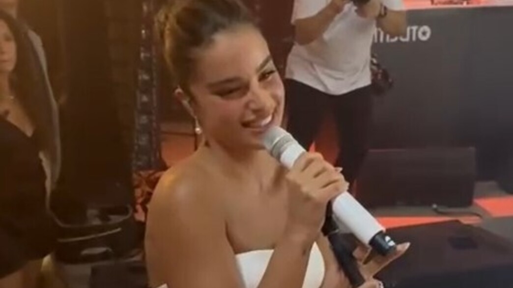 נועה קירל מבצעת את השיר החדש שלה בחתונה