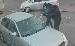 ניסיון החיסול לאור יום - ומטווח אפס (צילום: דוברות המשטרה)