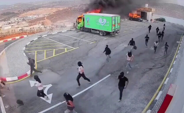עשרות מתנחלים פשטו ושרפו מפעל פלסטיני
